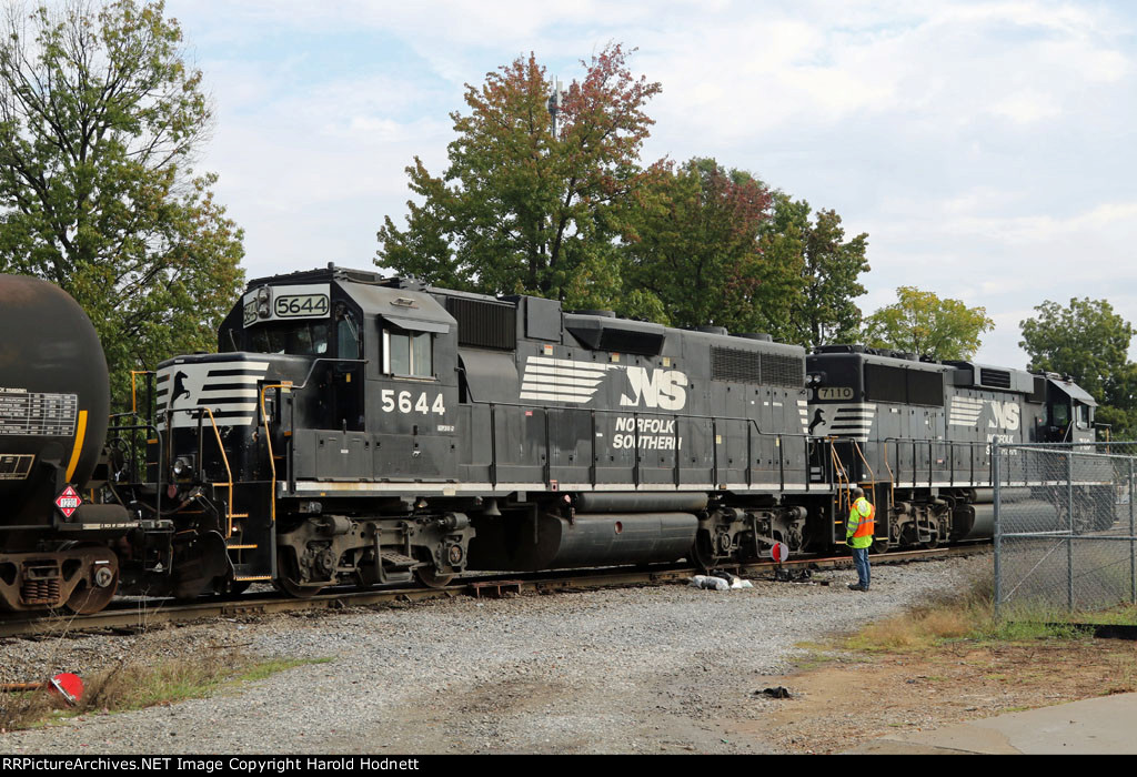 NS 7110 & 5644 back train P15 into the yard